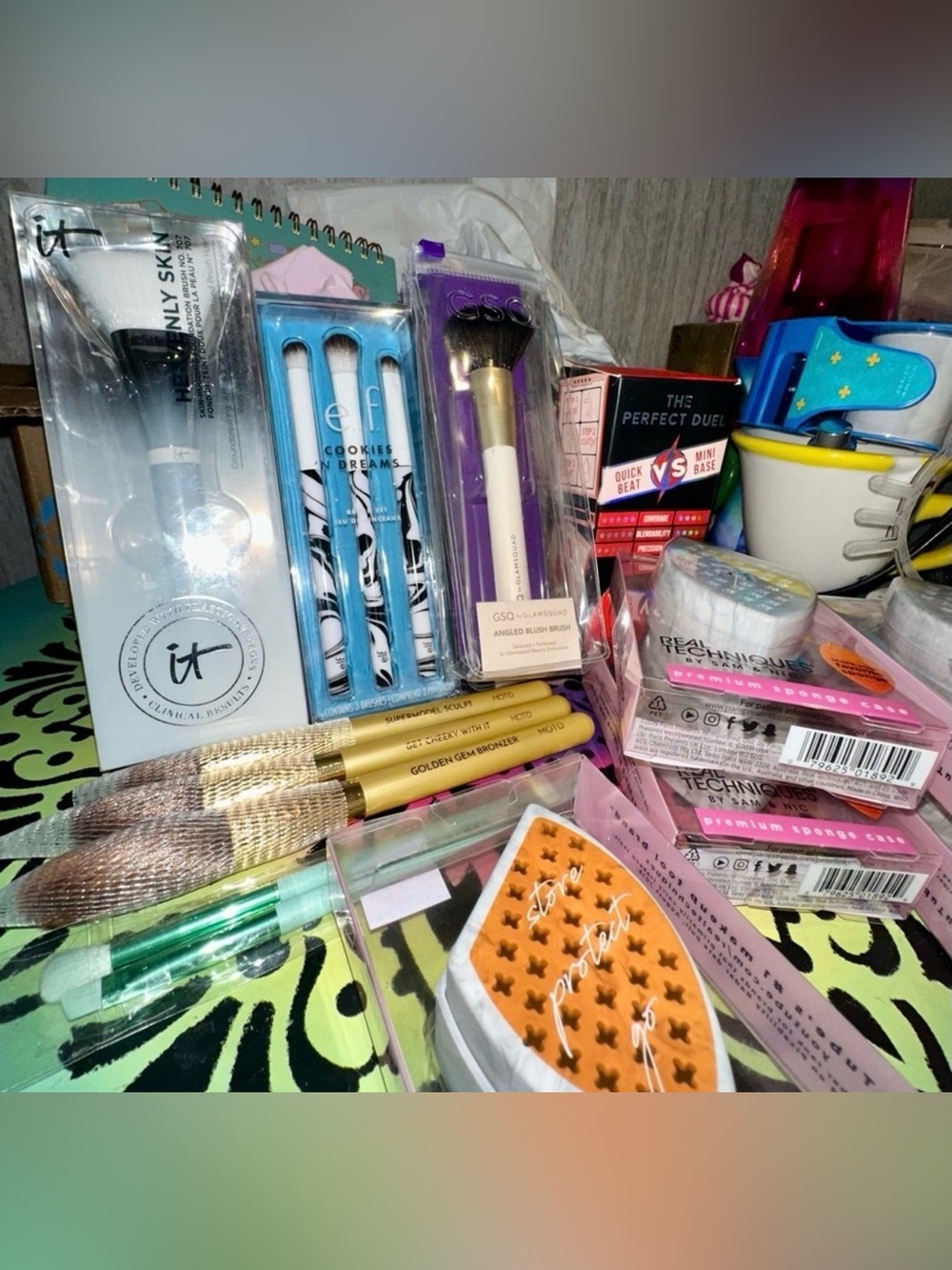 HUGE MAKEUP BRUSHES LOT MSRP $206 MAKE OFFERS